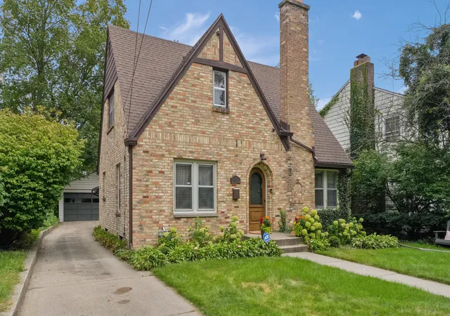 Photo 1 of Single family home for sale at 1340 Giddings Ave Se, Grand Rapids, MI 49506 | MLS# 65026050045 | Listing updated on 2026-10-30