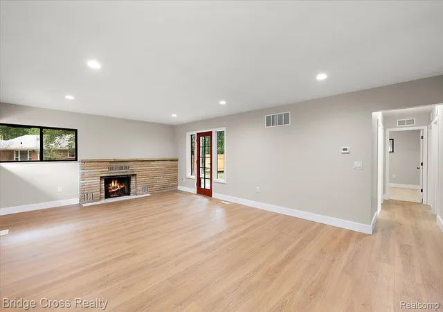 Photo 3 of Single family home for sale at 25240 Muerland Rd, Southfield, MI 48033 | MLS# 20261075872 | Listing updated on 2026-10-17