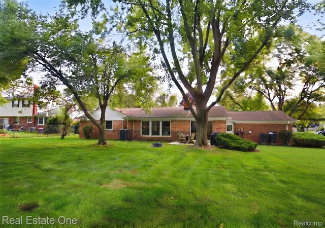 Photo 2 of Single family home for sale at 915 Ironstone Dr, Rochester Hills City Oakland, MI 48309 | MLS# 20261075892 | Listing updated on 2026-10-22