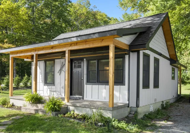 Photo 1 of Single family home for sale at 320 S Shabwasung St, Northport, MI 49670 | MLS# 78080073735 | Listing updated on 2026-10-13