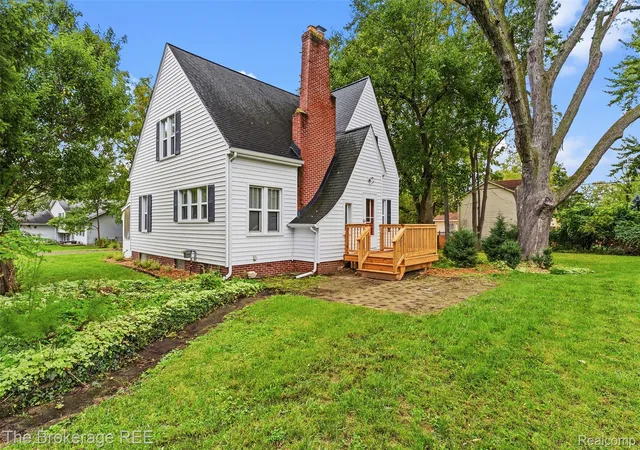 Photo 1 of Sale Pending at 3091 Edgefield Dr, Waterford, MI 48328 | MLS# 20261075933 | Listing updated on 2026-10-20