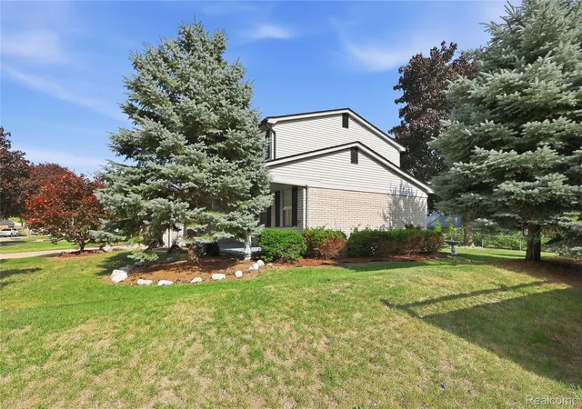 Photo 33 of Single family home for sale at 13622 Biscayne Dr, Sterling Heights, MI 48313 | MLS# 20261075960 | Listing updated on 2026-10-21