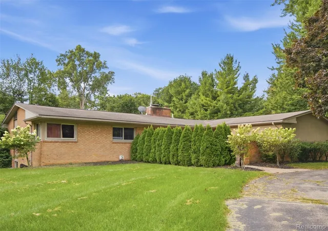 Photo 1 of Single family home for sale at 4430 Queens Way, Bloomfield Hills, MI 48304 | MLS# 20261075972 | Listing updated on 2026-10-14