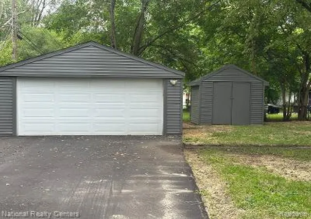 Photo 3 of Single family home for sale at 2546 N Lafay Dr, West Bloomfield, MI 48324 | MLS# 20261076002 | Listing updated on 2026-10-11