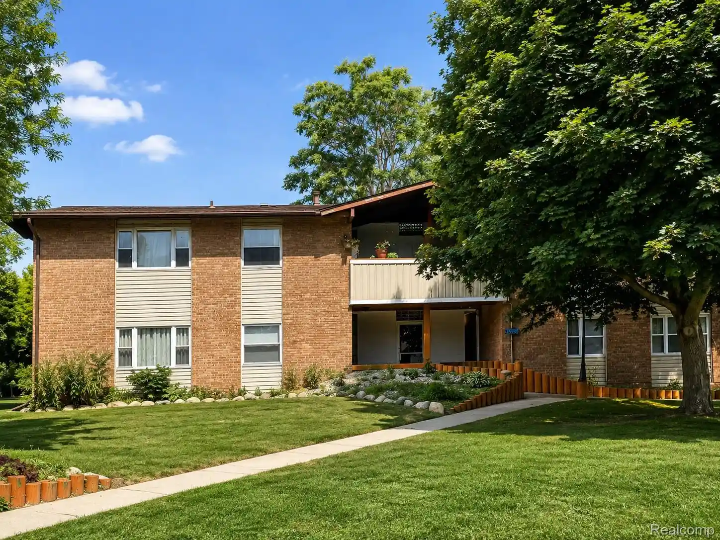 Listing Photo 1 - Condo for sale in 29589 W Jefferson Ave S located at 29589 W Jefferson Ave S, Gibraltar, MI 48173 - Unit #16