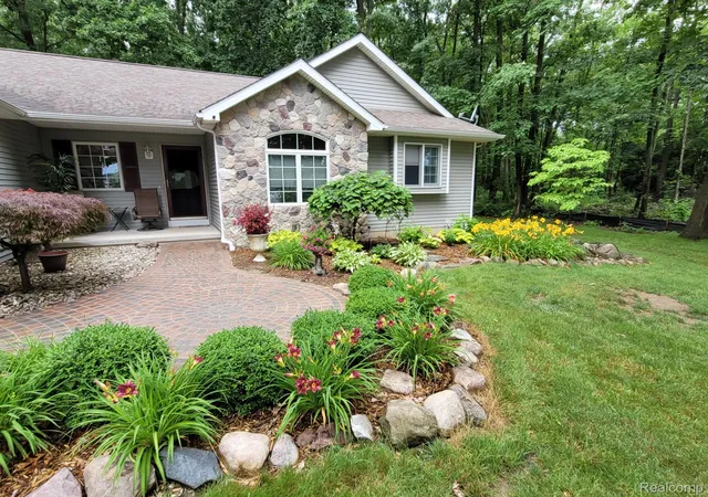 Photo 3 of Single family home for sale at 16290 Whitehead Dr, Linden, MI 48451 | MLS# 20261076069 | Listing updated on 2026-10-19