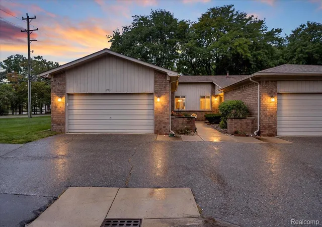 Photo 1 of Sale Pending at 27011 Lincolnshire Dr, Southfield, MI 48034 | MLS# 20261076078 | Listing updated on 2026-10-18