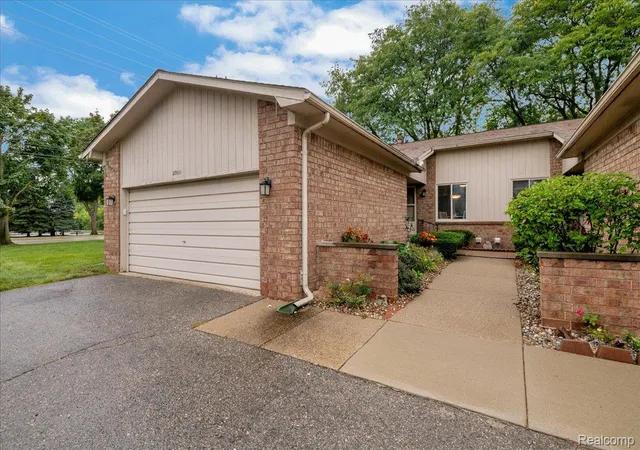 Listing Photo 2 - Condo for sale in building located at 27011 Lincolnshire Dr, Southfield, MI 48034
