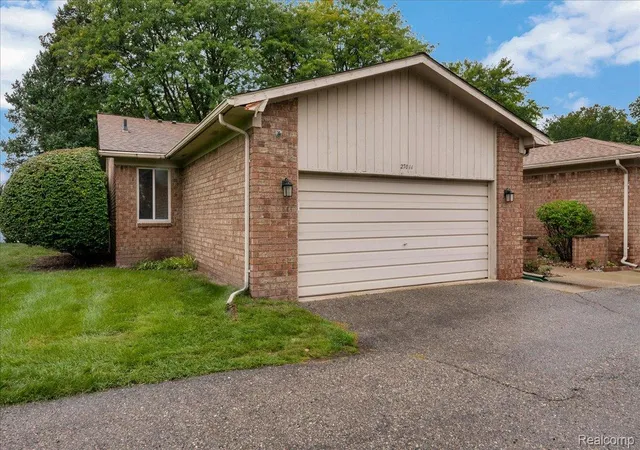 Listing Photo 3 - Condo for sale in building located at 27011 Lincolnshire Dr, Southfield, MI 48034