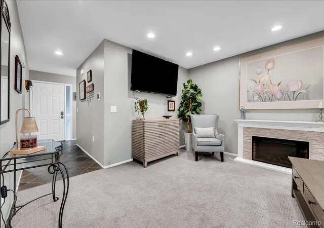 Listing Photo 4 - Condo for sale in building located at 27011 Lincolnshire Dr, Southfield, MI 48034