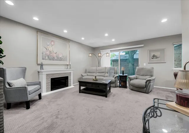Listing Photo 5 - Condo for sale in building located at 27011 Lincolnshire Dr, Southfield, MI 48034