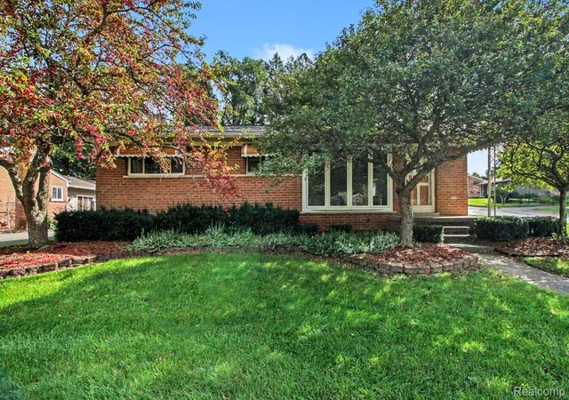 Photo 2 of Single family home for sale at 1085 Queen Ct, Milford, MI 48381 | MLS# 20261076148 | Listing updated on 2026-10-21