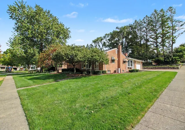 Photo 3 of Single family home for sale at 1085 Queen Ct, Milford, MI 48381 | MLS# 20261076148 | Listing updated on 2026-10-21