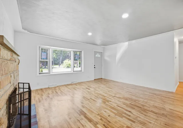 Photo 2 of Single family home for sale at 4340 S Quarterline Rd, Muskegon, MI 49444 | MLS# 71026050195 | Listing updated on 2026-10-20