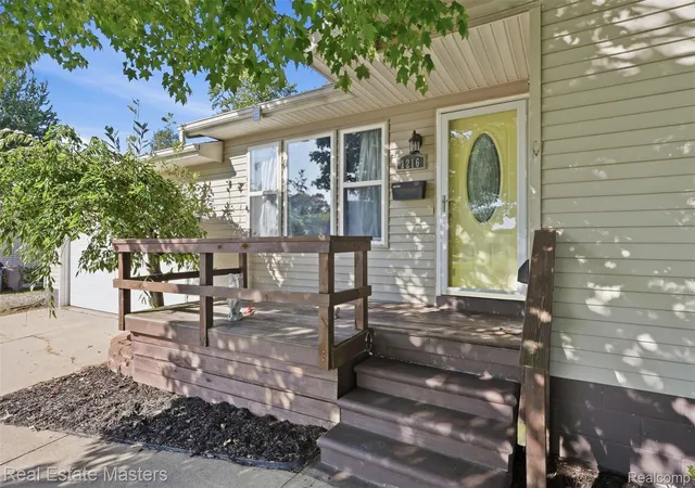 Photo 2 of Single family home for sale at 1216 Wisconsin Ave, Marysville, MI 48040 | MLS# 20261076163 | Listing updated on 2026-10-25