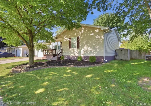 Photo 3 of Single family home for sale at 1216 Wisconsin Ave, Marysville, MI 48040 | MLS# 20261076163 | Listing updated on 2026-10-25