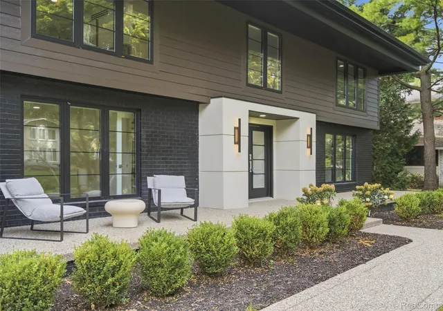 Photo 2 of Single family home for sale at 766 Woodchester Dr, Bloomfield Hills, MI 48304 | MLS# 20261076166 | Listing updated on 2026-10-19