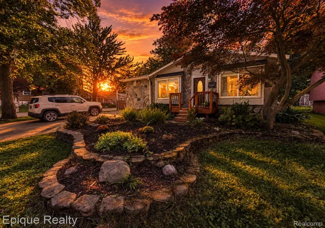Photo 1 of Sale Pending at 1153 Bangor Rd, Waterford, MI 48328 | MLS# 20261076193 | Listing updated on 2026-10-12