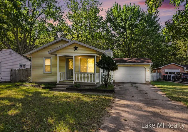 Single family home for sale at 102 Sluyter St SE, Grand Rapids, MI 49548 | MLS# 65026050208