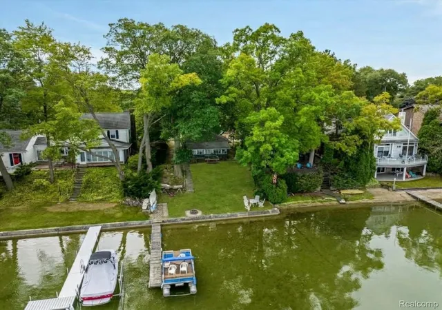 Photo 2 of Single family home for sale at 43248 S Shore St, Waterford, MI 48328 | MLS# 20261076231 | Listing updated on 2026-10-07