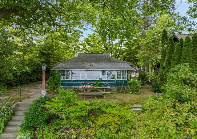 Photo 3 of Single family home for sale at 43248 S Shore St, Waterford, MI 48328 | MLS# 20261076231 | Listing updated on 2026-10-07