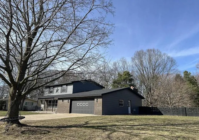 Photo 2 of Single family home for sale at 1840 Eloise Dr, Muskegon, MI 49444 | MLS# 71026050242 | Listing updated on 2026-10-12