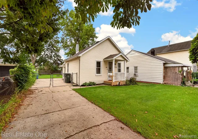 Photo 3 of Single family home for sale at 1446 E Meyers Ave, Hazel Park, MI 48030 | MLS# 20261076268 | Listing updated on 2026-10-15
