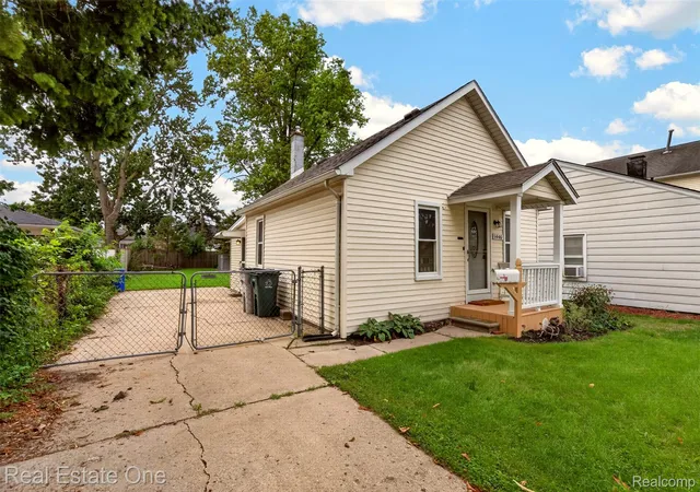 Photo 3 of Single family home for sale at 1446 E Meyers Ave, Hazel Park, MI 48030 | MLS# 20261076268 | Listing updated on 2026-10-15