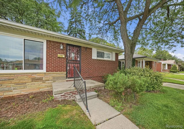 Photo 3 of Single family home for sale at 16816 Collinson Ave, Eastpointe, MI 48021 | MLS# 20261076290 | Listing updated on 2026-10-19