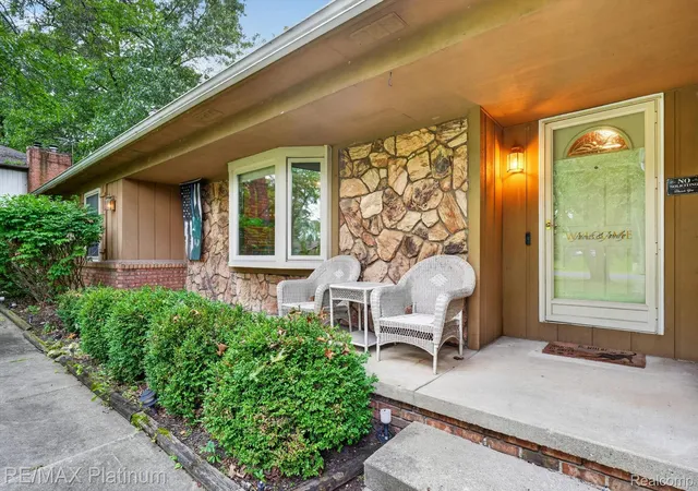 Photo 2 of Single family home for sale at 9780 Daleview Dr, South Lyon, MI 48178 | MLS# 20261076312 | Listing updated on 2026-10-10