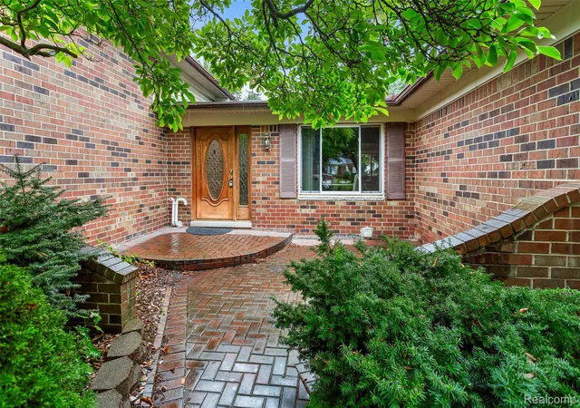 Photo 2 of Single family home for sale at 5055 Tyler Dr, Troy, MI 48085 | MLS# 20261076333 | Listing updated on 2026-10-15