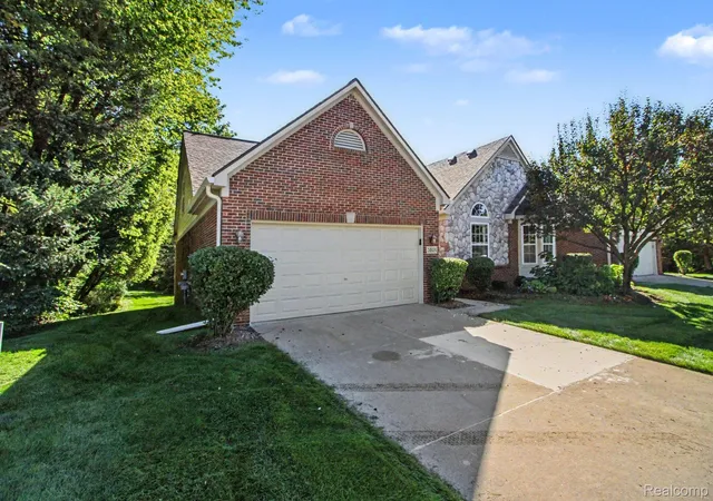 Listing Photo 3 - Condo for sale in building located at 3806 Arbor Dr, Auburn Hills, MI 48326
