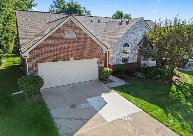 Listing Photo 5 - Condo for sale in building located at 3806 Arbor Dr, Auburn Hills, MI 48326
