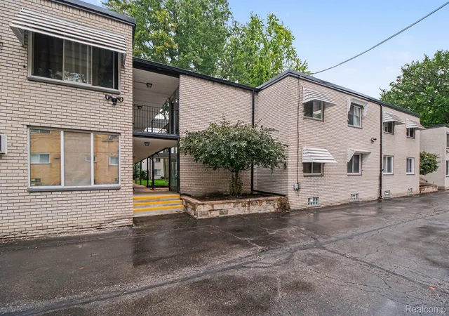 Photo 2 of Condo for sale at 3429 Hillside Dr #Unit 31, Royal Oak, MI 48073 | MLS# 20261076353 | Listing updated on 2026-10-17