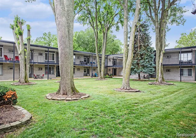 Listing Photo 4 - Condo for sale in building located at 3429 Hillside Dr, RoyalOakCity_Oakland, MI 48073 - Unit #Unit 31