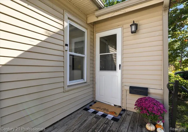 Photo 3 of Single family home for sale at 595 E Drayton St, Ferndale, MI 48220 | MLS# 20261076364 | Listing updated on 2026-10-10
