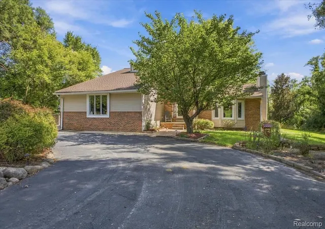 Photo 2 of Single family home for sale at 2605 Childs Lake Rd, Milford, MI 48381 | MLS# 20261076365 | Listing updated on 2026-10-11