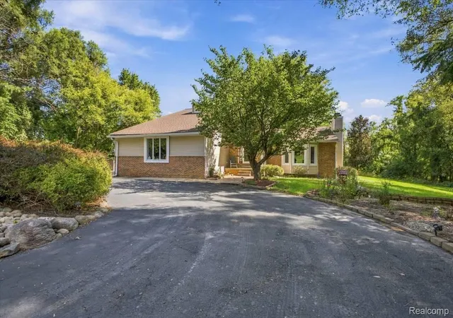 Photo 3 of Single family home for sale at 2605 Childs Lake Rd, Milford, MI 48381 | MLS# 20261076365 | Listing updated on 2026-10-11
