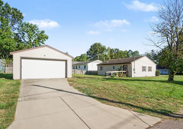 Photo 1 of Single family home for sale at 409 E Division St, Vicksburg, MI 49097 | MLS# 66026050336 | Listing updated on 2026-10-16