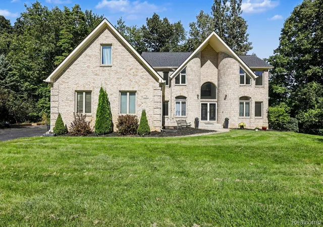 Photo 2 of Single family home for sale at 9984 Maple Valley Dr, Clarkston, MI 48348 | MLS# 20261076414 | Listing updated on 2026-10-18