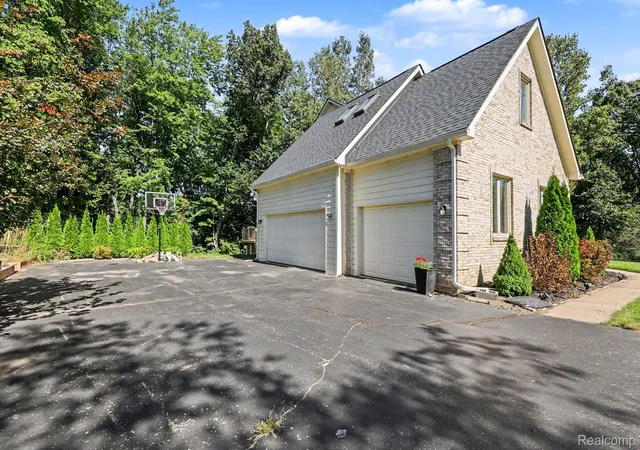 Photo 3 of Single family home for sale at 9984 Maple Valley Dr, Clarkston, MI 48348 | MLS# 20261076414 | Listing updated on 2026-10-18