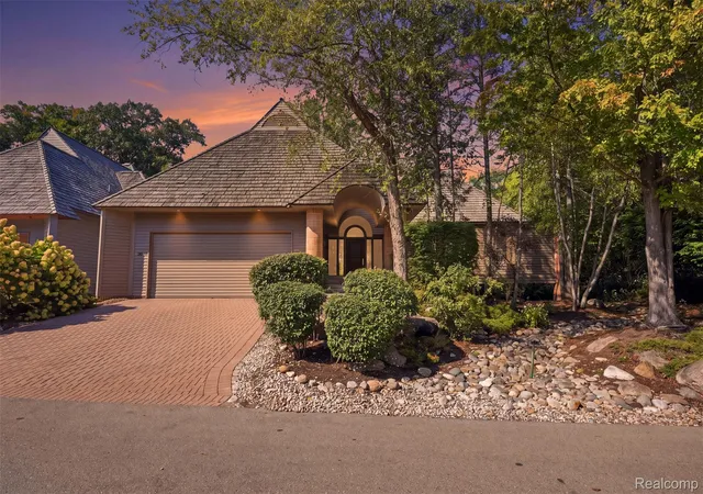 Photo 1 of Condo for sale at 20 Scenic Oaks Dr N, Bloomfield Hills, MI 48304 | MLS# 20261076422 | Listing updated on 2026-10-15