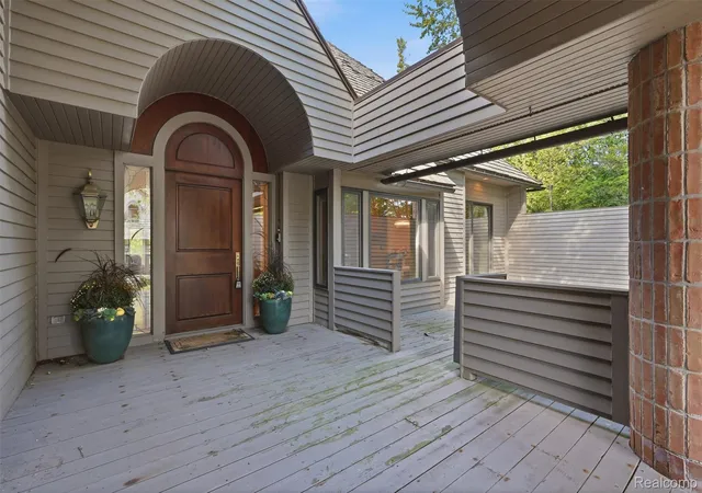 Photo 2 of Condo for sale at 20 Scenic Oaks Dr N, Bloomfield Hills, MI 48304 | MLS# 20261076422 | Listing updated on 2026-10-15