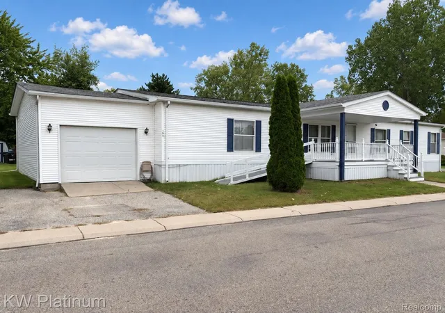 Photo 2 of Single family home for sale at 104 Deer Crk Dr, Fort Gratiot, MI 48059 | MLS# 20261076433 | Listing updated on 2026-10-19