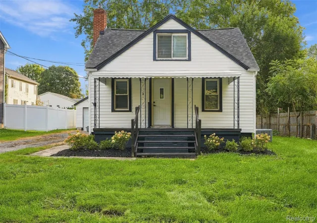 Photo 2 of Single family home for sale at 3135 Eastwood Dr, Rochester Hills, MI 48309 | MLS# 20261076467 | Listing updated on 2026-10-18