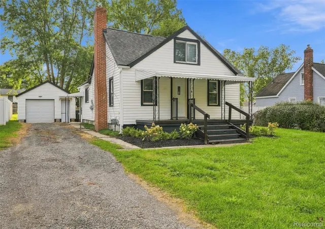Photo 3 of Single family home for sale at 3135 Eastwood Dr, Rochester Hills, MI 48309 | MLS# 20261076467 | Listing updated on 2026-10-18