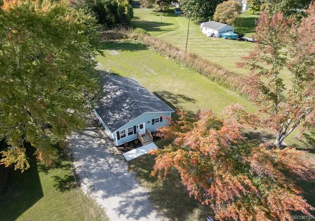 Photo 2 of Single family home for sale at 2971 Beach Rd, Port Huron, MI 48060 | MLS# 20261076476 | Listing updated on 2026-10-12