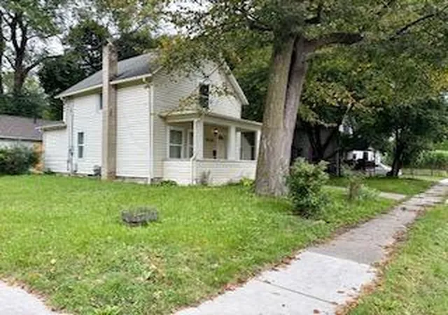 Photo 2 of Single family home for sale at 824 Cross St, Lansing, MI 48915 | MLS# 71026050393 | Listing updated on 2026-10-10