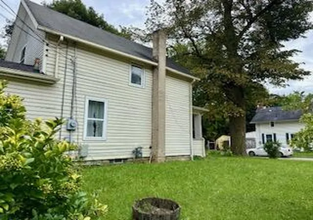 Photo 3 of Single family home for sale at 824 Cross St, Lansing, MI 48915 | MLS# 71026050393 | Listing updated on 2026-10-10