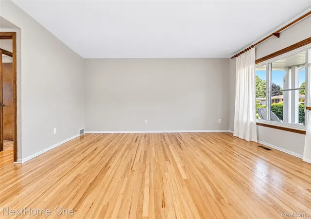 Photo 3 of Single family home for sale at 38521 Roycroft St, Livonia, MI 48154 | MLS# 20261076493 | Listing updated on 2026-10-11